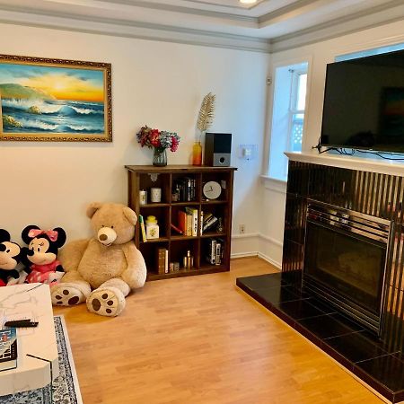 One Bedroom Queen Bed Sharing Washroom In Tiger Sweet House License## 리치먼드 외부 사진